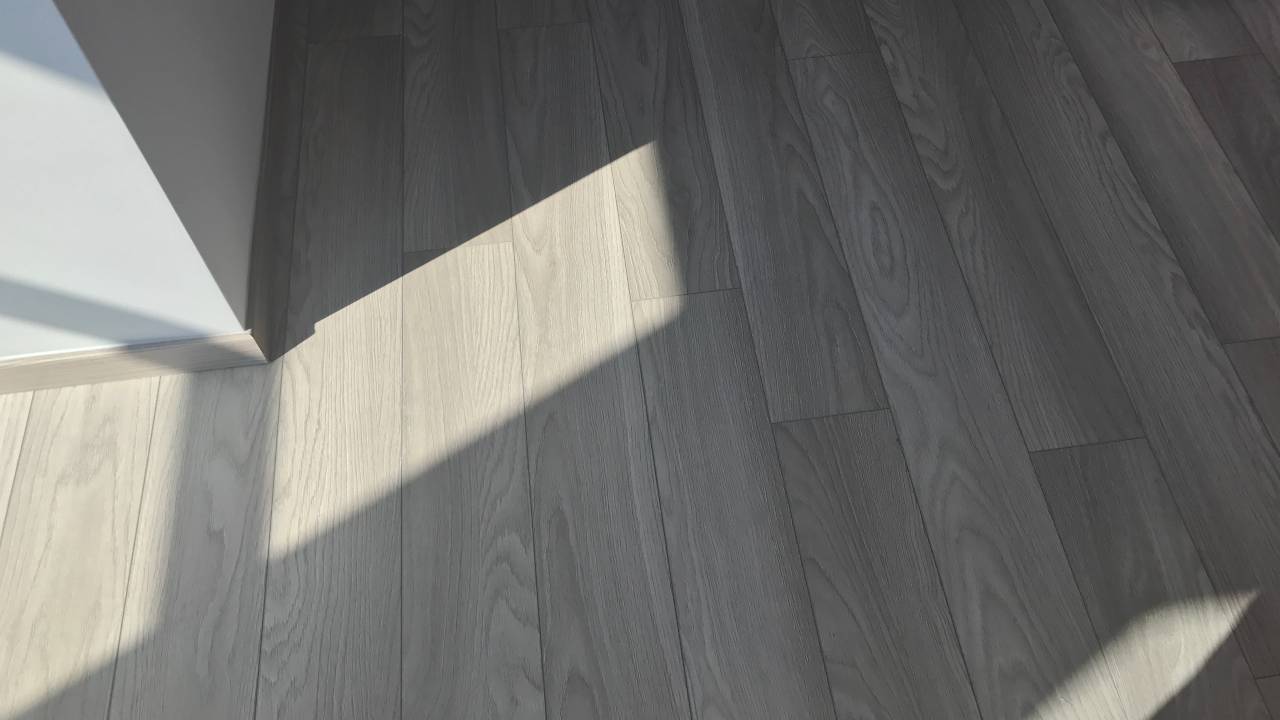 Svetlo siv Classen laminat - savremeni izbor koji vizuelno širi prostor i odlično skriva prašinu