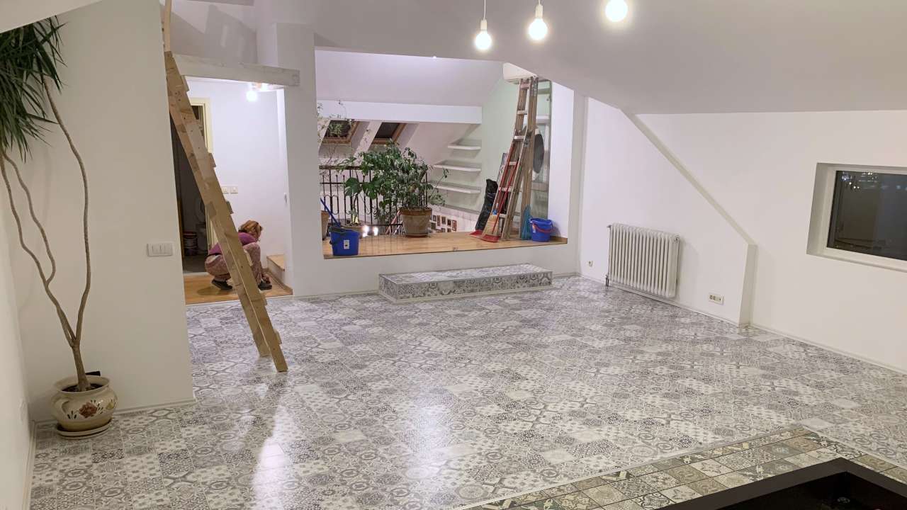 Postavljen laminat u kući sa dezenom keramičkih pločica