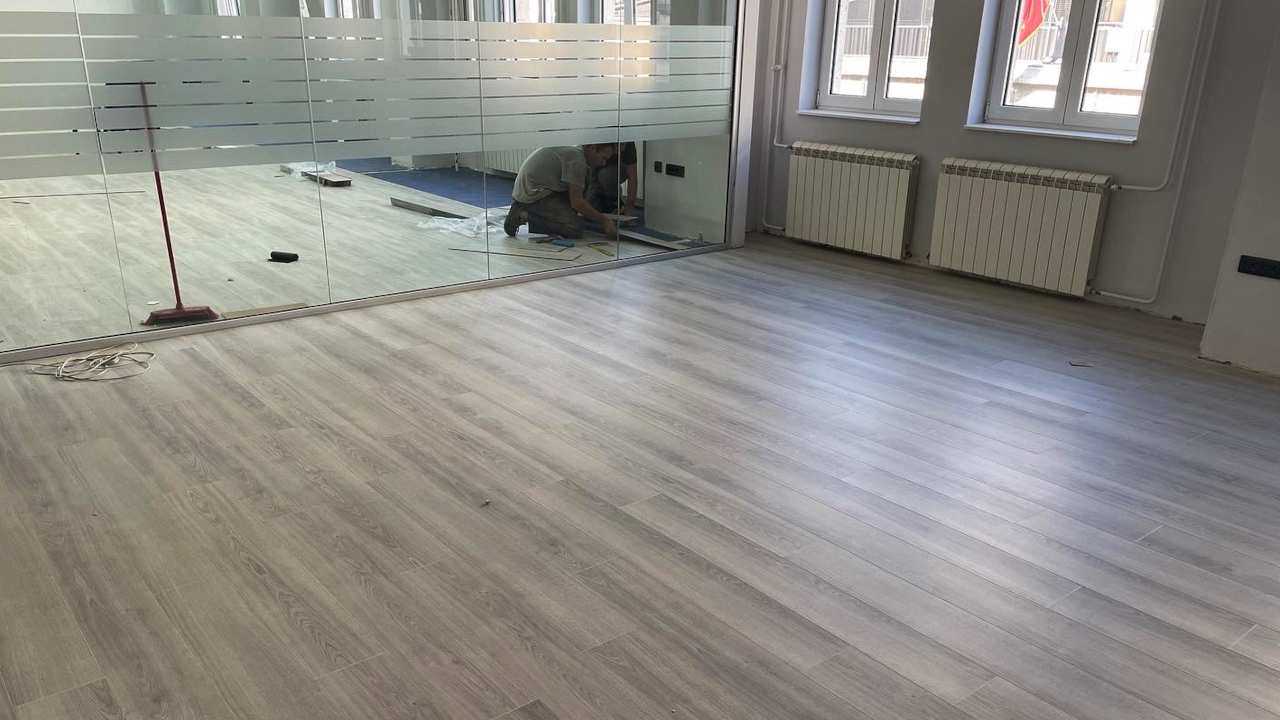 Postavljanje laminata na veliku površinu poslovnog objekta