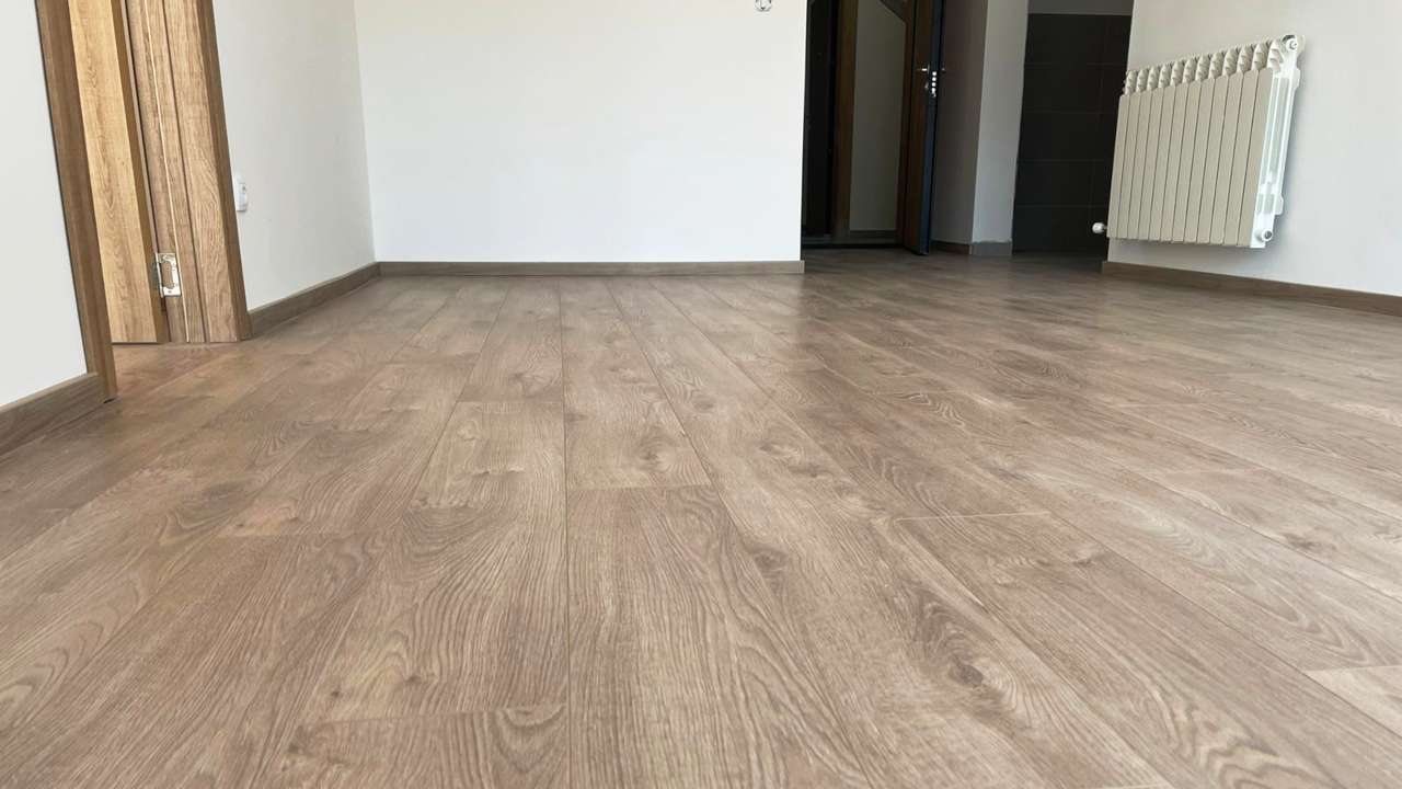 Profesionalno postavljen laminat u stanu u Beogradu