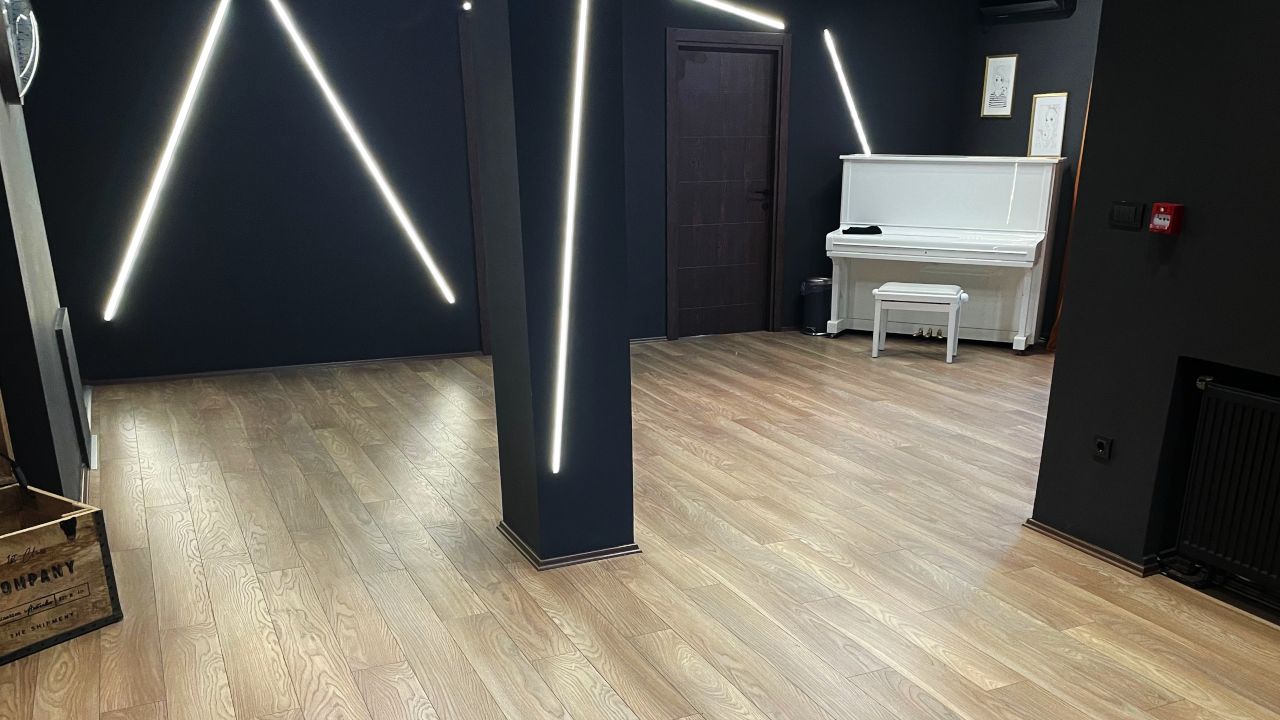 Laminat sa oborenim ivicama postavljen u visoko opterećenom poslovnom prostoru