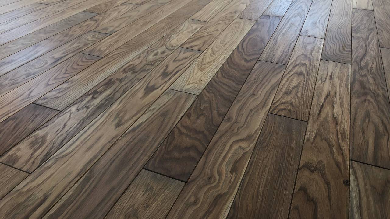 Laminat sa oborenim ivicama postavljen u stanu u Beogradu