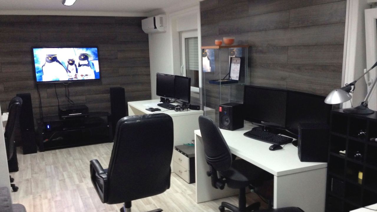 Laminat postavljen na zid i pod