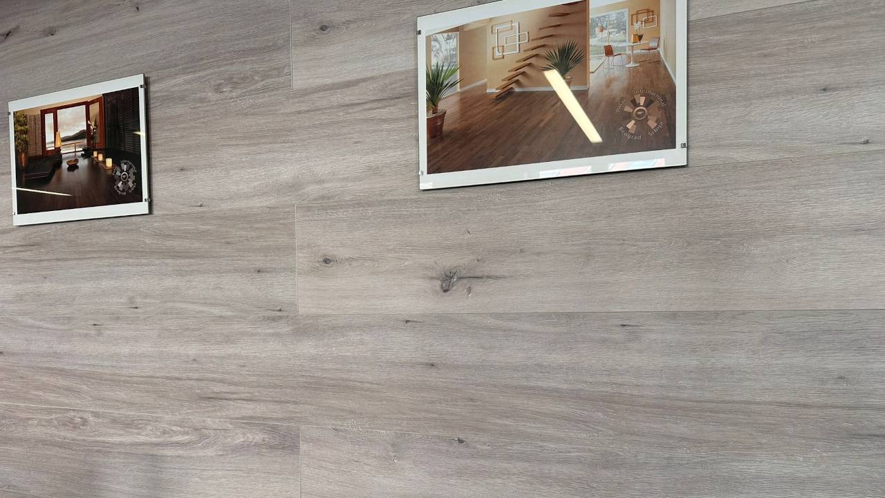 Laminat na zidu našeg prodajnog salona u Beogradu