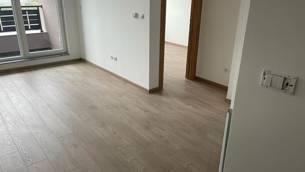 Laminat u stanu - Deblji laminat postavljen u hodniku i dnevnom boravku stvara luksuzan i visokokvalitetan izgled uz poboljšanu izdržljivost za prostorije sa većom prolaznošću