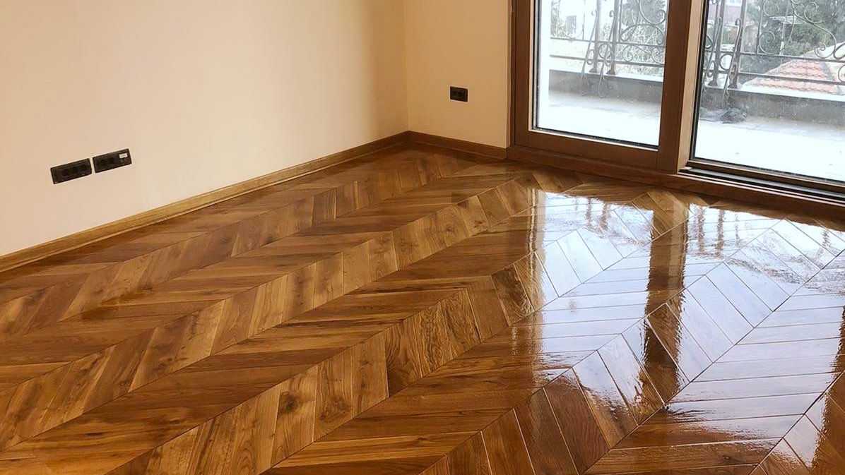 Lakiran klasični hrastov parket postavljen u stanu u Beogradu